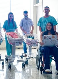 “Chegamos dois e saímos cinco”: primeiros trigêmeos do Hospital da Cidade recebem alta após quase dois meses de cuidado