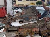 Vídeo: caminhão derruba muro de academia sobre veículos na Ponta Verde