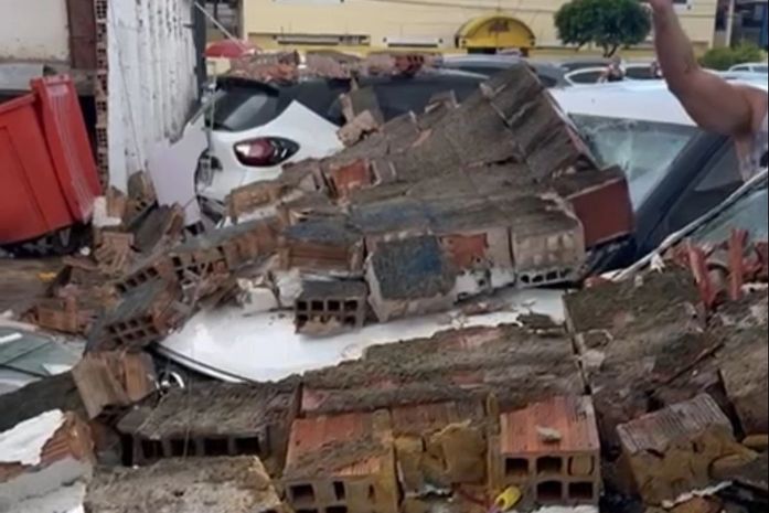 Vídeo: caminhão derruba muro de academia sobre veículos na Ponta Verde
