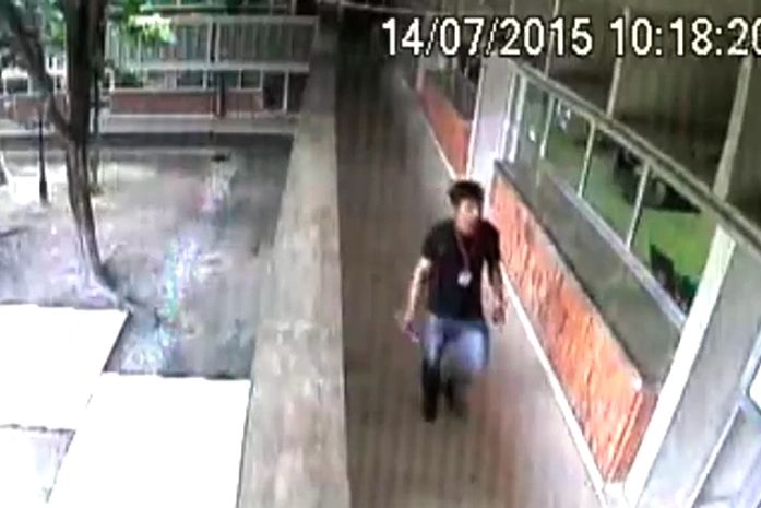 Homem roubando Reitoria da Ufal