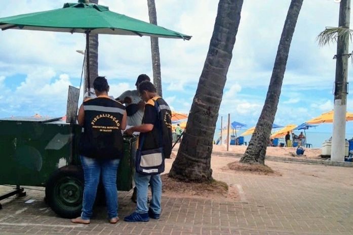 Ambulantes da orla são advertidos por irregularidades