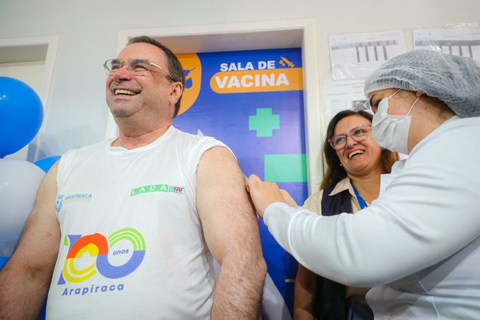 Prefeito Luciano acompanha início da campanha de vacinação contra a Gripe Influenza em Arapiraca