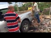 Carro oficial do estado é flagrado descartando entulho em terreno baldio; veja vídeo
