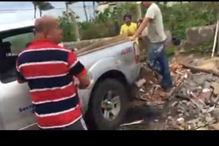 Carro oficial do estado é flagrado descartando entulho em terreno baldio; veja vídeo