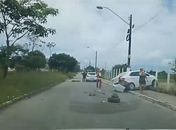 Mulher subiu no capô do veiculo de guarda que acelerou e provocou acidente. Ela foi arremessada do veículo e sofreu traumatismo craniano