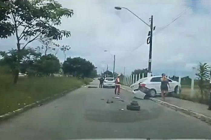 Mulher subiu no capô do veiculo de guarda que acelerou e provocou acidente. Ela foi arremessada do veículo e sofreu traumatismo craniano