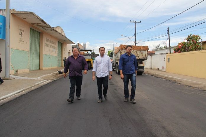 Prefeitura de Arapiraca asfalta ruas Possidônio Nunes e Pedro Correia