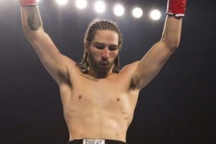 Nico Ali Walsh, neto da lenda Muhammad Ali, vence luta em sua estreia profissional