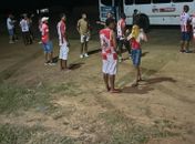 Ônibus que conduzia torcedores do Penedense é alvo de pedradas na AL-110 em São Sebastião 