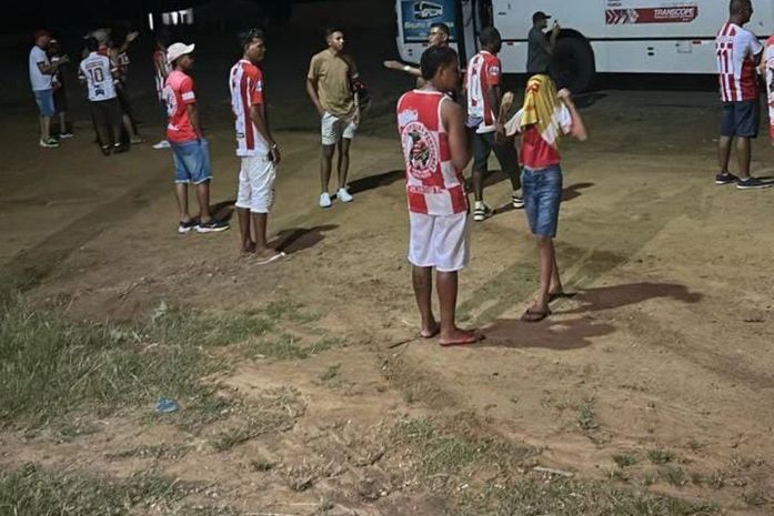 Ônibus que conduzia torcedores do Penedense é alvo de pedradas na AL-110 em São Sebastião