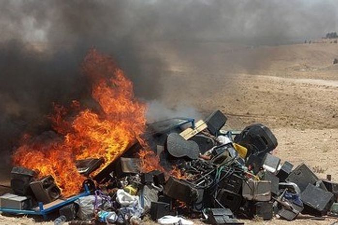 Talibã queima instrumentos musicais por considerá-los 'imorais'