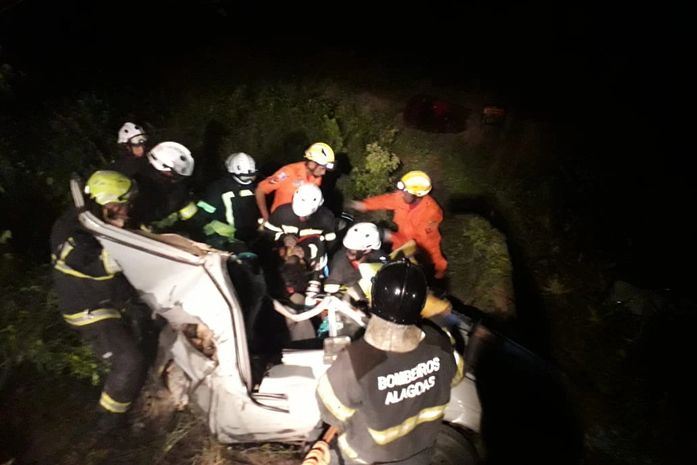 Colisão entre carro de passeio e caminhão deixa uma pessoa morta e duas feridas no sertão