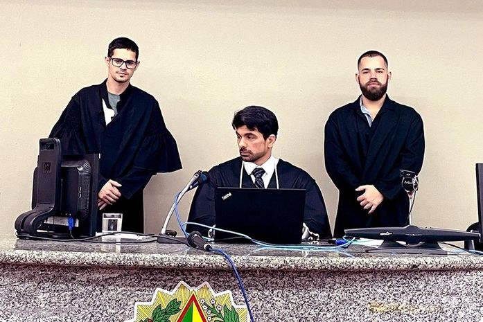 Julgamento foi conduzido pelo juiz Helestron Costa (sentado). 