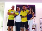 Firmino celebra a convocação com o cozinheiro Jackson, o pai José Roberto e a noiva Larissa, que está grávida de Valentina