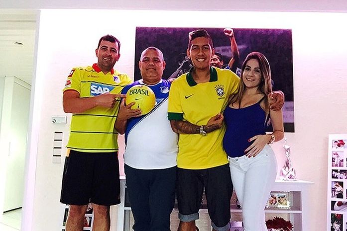 Firmino celebra a convocação com o cozinheiro Jackson, o pai José Roberto e a noiva Larissa, que está grávida de Valentina