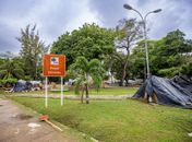 Famílias em situação de rua são retiradas da Praça Sinimbu, em Maceió