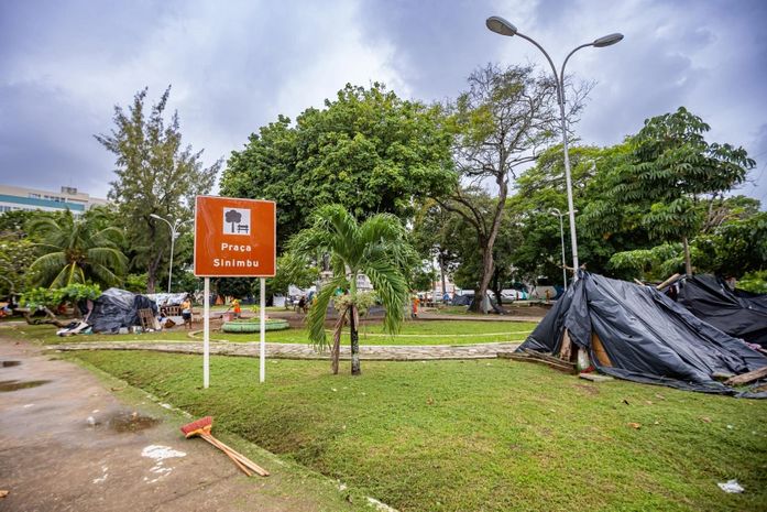 Famílias em situação de rua são retiradas da Praça Sinimbu, em Maceió