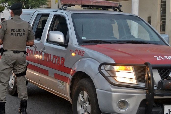 Criminosos armados roubam residência e fazem família refém em Maceió
