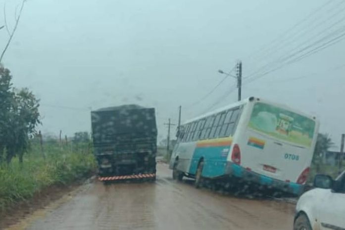 Ônibus de transporte coletivo atola em estrada  na Zona Rural de Arapiraca 
