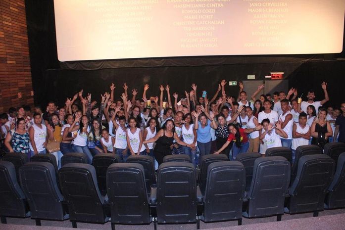 Semana das Crianças: Assistência Social de Santana do Mundaú leva cerca de 90 jovens ao cinema