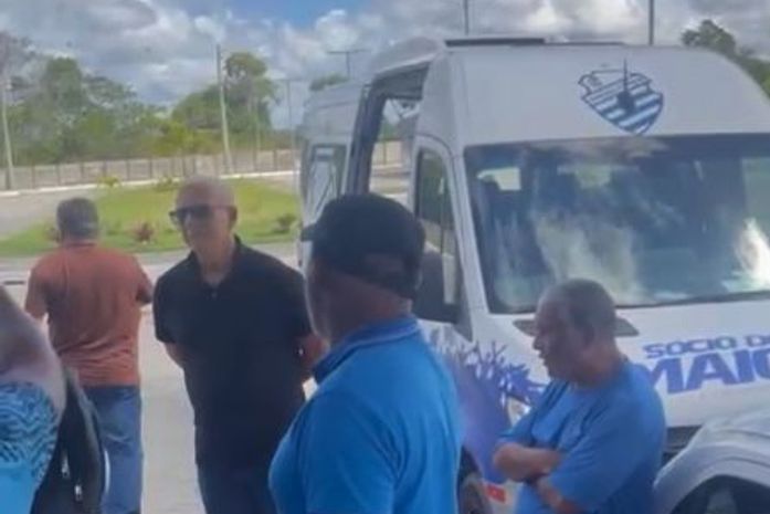 Funcionários protestam por salários atrasados no CT do CSA e presidente menciona demissões