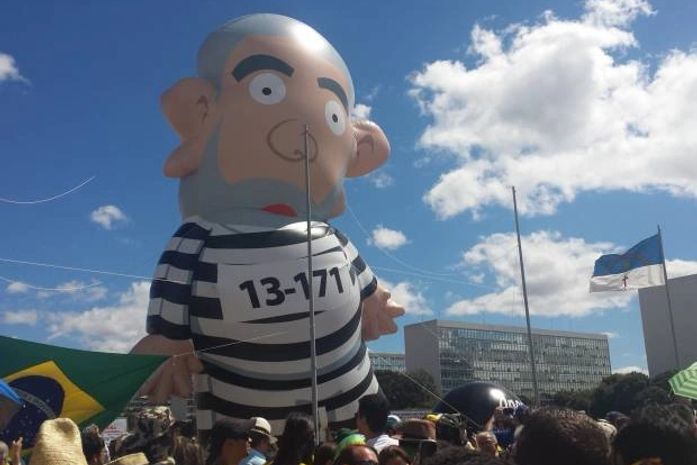 Boneco de Lula como vilão foi novidade nos protestos