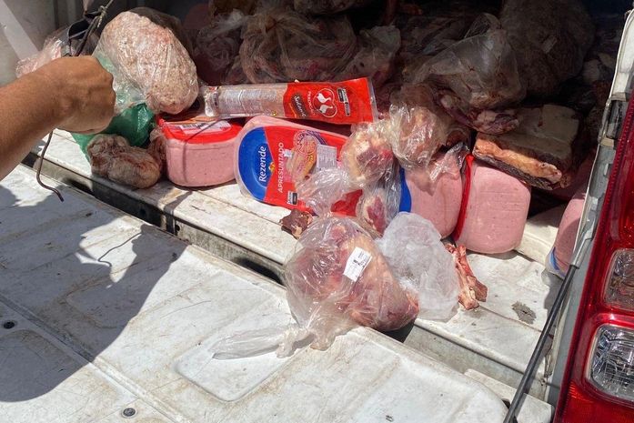 Carne, queijo, presunto e linguiça: Visa apreende 400kg de produtos impróprios para consumo, em Maceió