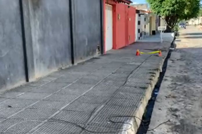 Vídeo: Moradores do Conjunto Eustáquio Gomes reclamam de fio de alta tensão caído em rua da localidade 