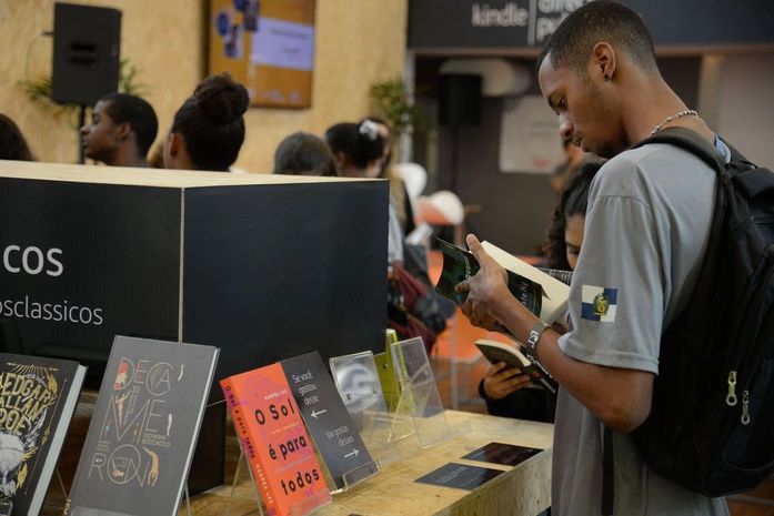 Cursos a distância superam presenciais em nota máxima