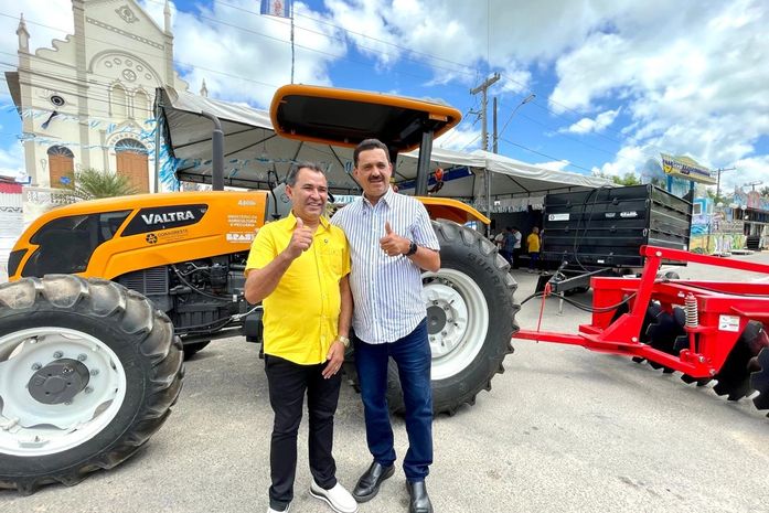Conagreste entrega trator e implementos agrícolas em Tanque D’arca