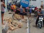 Caminhão perde controle e invade calçada