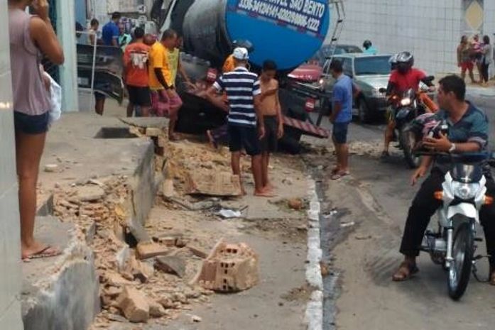 Caminhão perde controle e invade calçada