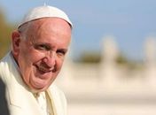 Papa aluga praia particular na Itália para visitação de pessoas com deficiência