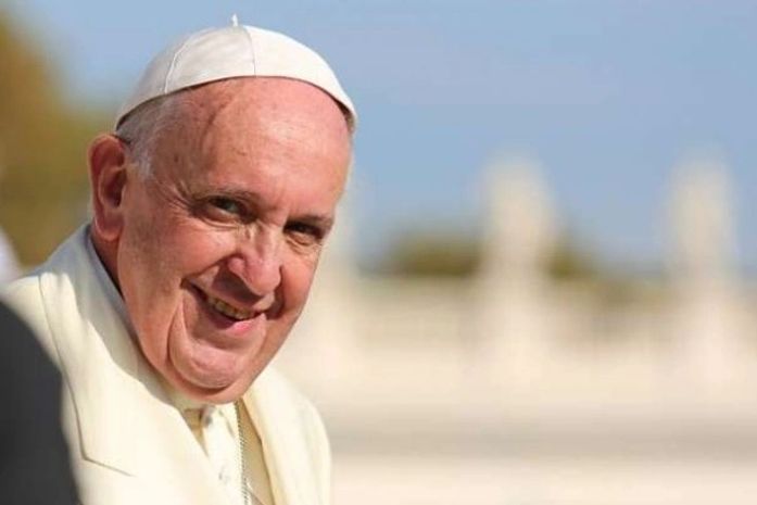 Papa aluga praia particular na Itália para visitação de pessoas com deficiência