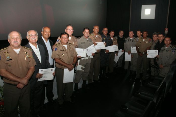 Prefeito Rogério Teófilo recebe homenagem durante formatura de curso do 3º BPM