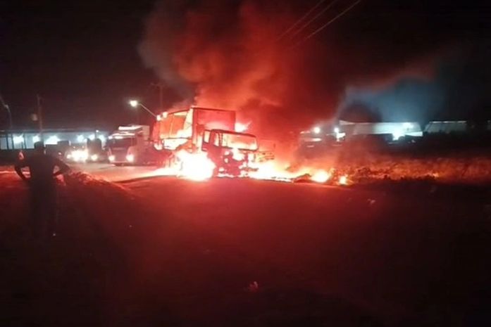 Carreta carregada com cerâmica pega fogo na zona rural de Rio Largo