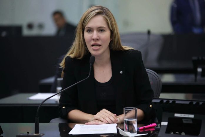 Fogos com barulho: Cibele Moura orienta população a denunciar casos durante campanha
