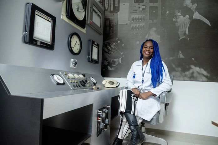 Preta, periférica e cotista, Ana Gabryela, é a primeira cientista brasileira a receber o Prêmio Marie Curie da Agência Internacional de Energia Atômica.