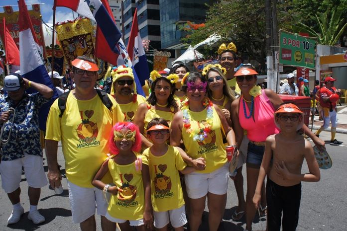 Fantasias de foliões são destaque nas prévias de carnaval em Maceió.