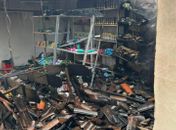 Chamas atingem casa com minimercado e provocam desabamento parcial do teto 