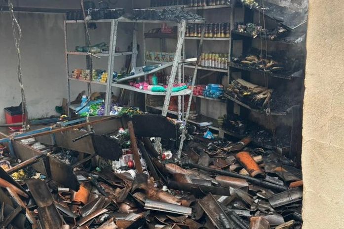 Chamas atingem casa com minimercado e provocam desabamento parcial do teto