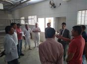 Prefeito David (camisa vermelha) mostrando a realidade atual do órgão