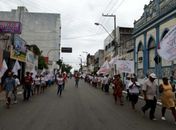 Manifestantes foram às ruas na manhã desta segunda-feira