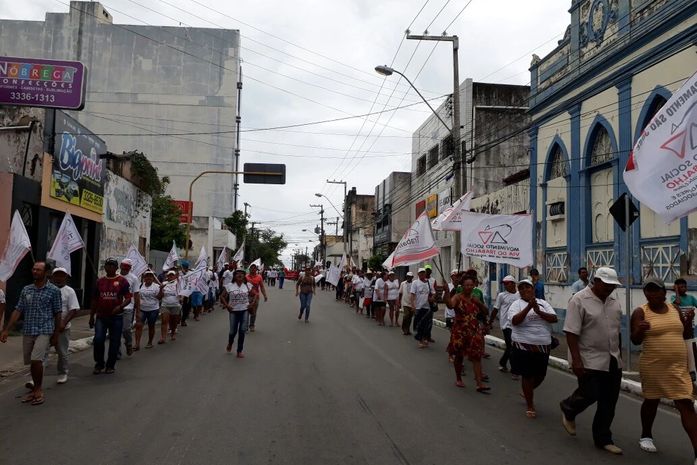 Manifestantes foram às ruas na manhã desta segunda-feira