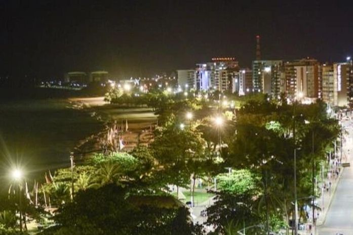Fonte: MTur Destinos, Public domain, via Wikimedia Commons
Grande Maceió começou a despontar como um dos principais polos logísticos de Alagoas, impulsionada por novos condomínios logísticos e centros de distribuição que se instalaram na região, além de projetos ainda em fase de ampliação.
Em paralelo, a economia digital do estado ganhou fôlego, à medida que empresas de comércio eletrônico e serviços online passaram a se apoiar nessa infraestrutura para atender com mais agilidade o público local.