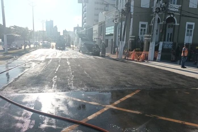 Reparo emergencial é concluído e trânsito é liberado na Avenida da Paz, em Maceió