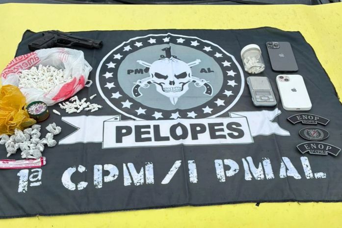 Em ações contra o tráfico, Polícia Militar apreende arma, drogas e simulacros