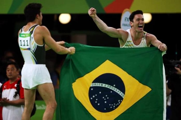 Diego Hypólito e Arthur Nory ganham prata e bronze