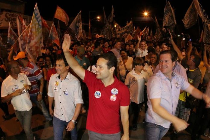 Renan Filho caminhou pelas ruas de Coruripe na noite de sexta