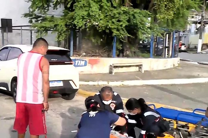 Motociclista fica ferido após colisão com carro no bairro do Poço